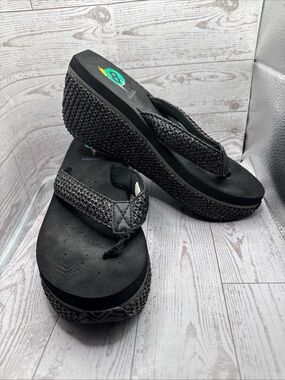 VOLATILE ISLAND PLATFORM WEDGE FLIP-FLOPS women's Sandals 8 EUC